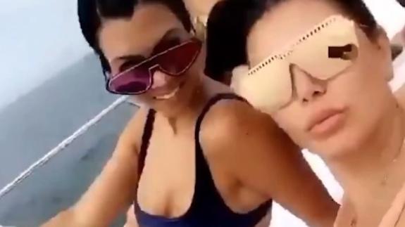 Kim y Kourtney Kardashian bailan 'Despacito' en un yate