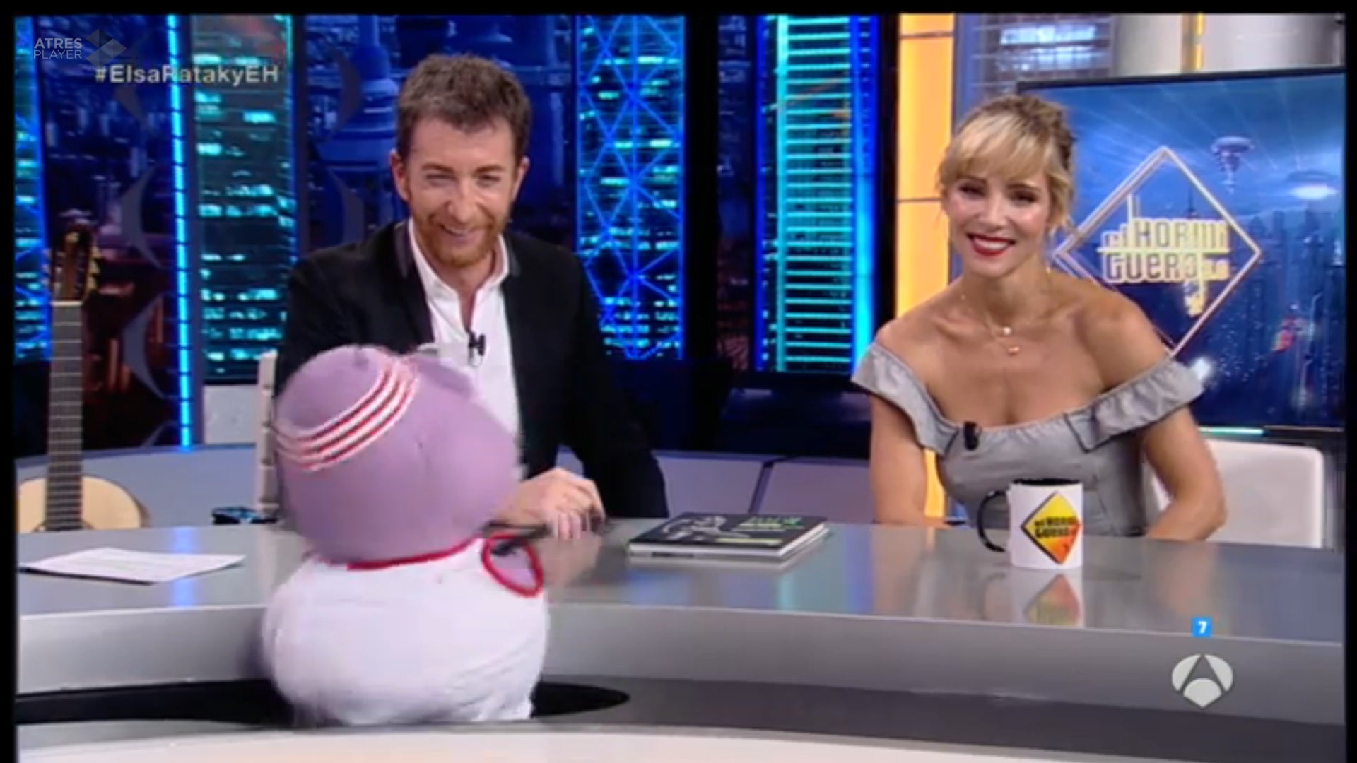 Críticas por intrusismo laboral a Elsa Pataky