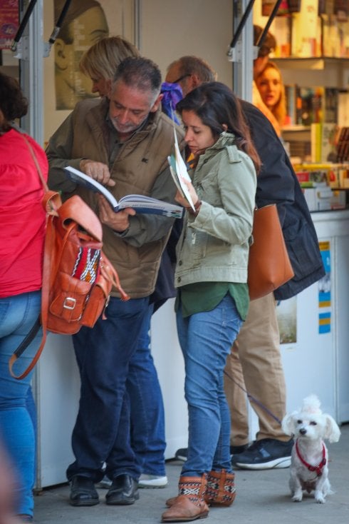 Granadinos, ayer, disfrutando de la Feria del Libro.
