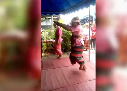 Un chamán se apuñala en el corazón para demostrar que es inmortal... y muere