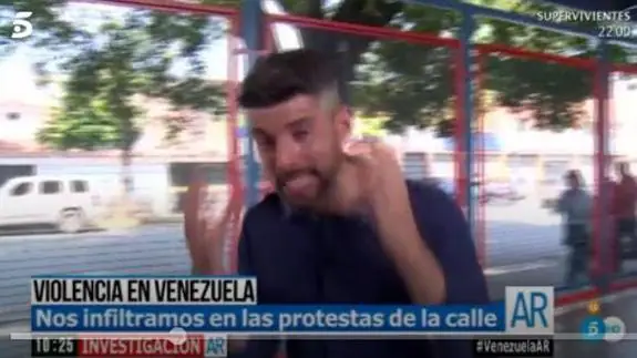 Un reportero de Telecinco, atacado en directo con una bomba lacrimógena en Venezuela