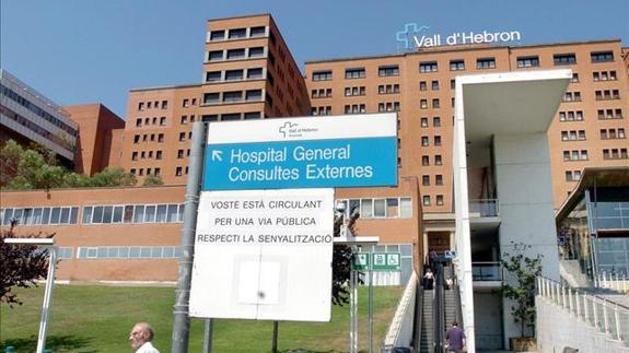 La víctima está ingresada en la Unidad de Quemados del hospital del Vall d'Hebron. 