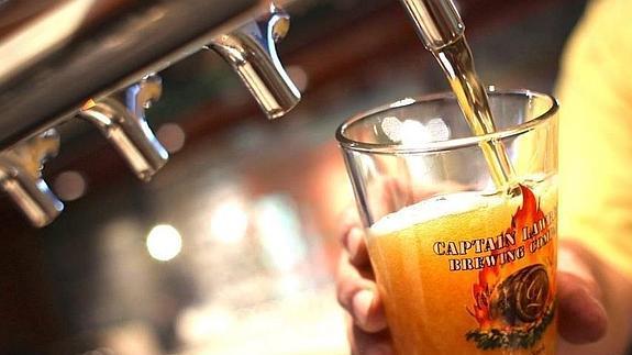 La mejor forma de beber una cerveza: ¿es mejor en vaso o en botella?