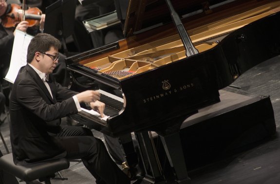 El pianista chino Chun Wang, anoche en su interpretación en la final del Premio 'Jaén', en el teatro Infanta Leonor.  