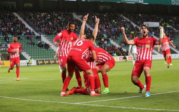 Borja Fernández, de rodillas, celebra el gol que puso a la UD Almería por delante en el marcador.