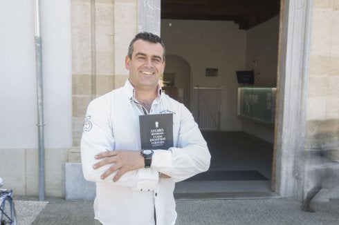 Reyes Casal posa con su libro en  la Escuela de Arquitectura. 