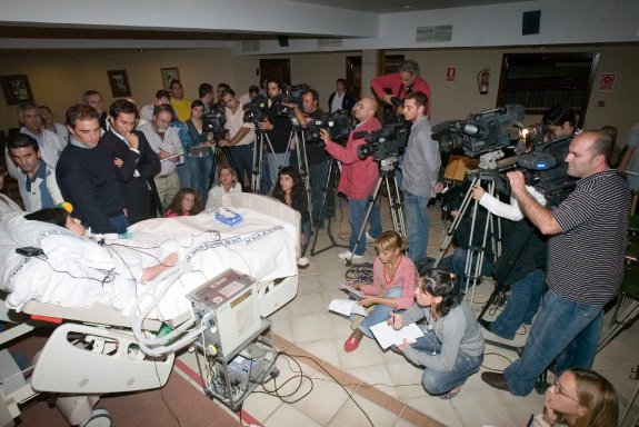 Inmaculada Echevarría, enferma de distrofia muscular progresiva que solicitó la eutanasia, en el hospital de San Rafael de Granada. 