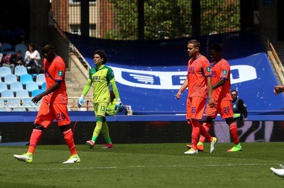 Angban, Ochoa, Ingason y Hongla se retiran del campo tras consumarse el descenso. 