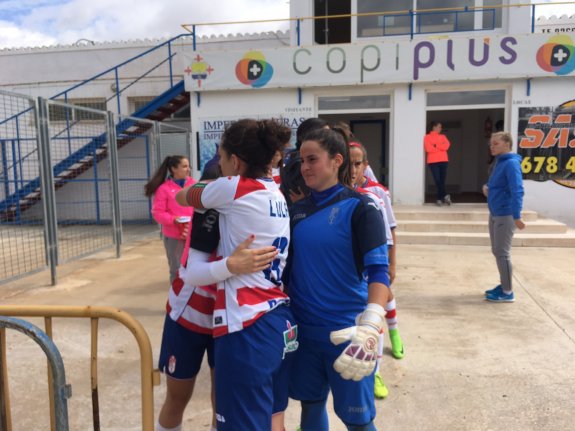 Las jugadoras del Granada femenino se abrazan.