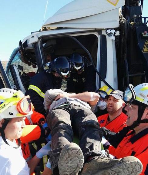 Un choque entre dos camiones deja un herido en la A-7