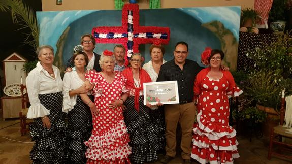 La Cruz de Barrio Alto gana el primer premio en el Certamen de Cruces de La Herradura