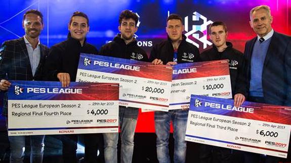 Alguacil, segundo por la izquierda, recibe su premio junto a los otros tres primeros clasificados del torneo