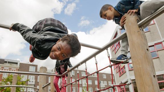 La capital neerlandesa promueve el juego activo al aire libre y anima a los niños a pasar menos tiempo frente a los videojuegos, el móvil o la tele.