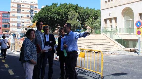 Salud reasfalta el entorno de la Bola Azul tras las insistentes quejas del Ayuntamiento de Almería