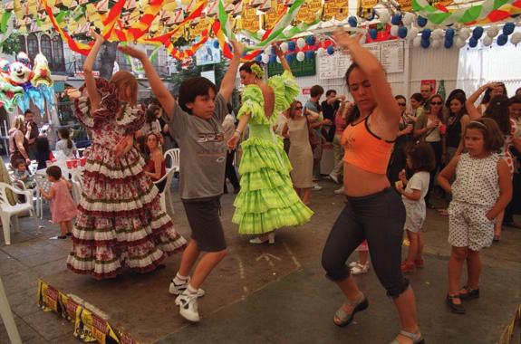 Imagen del año 2000. Un grupo de jóvenes baila sevillanas en una de las casetas instaladas en el centro de Granada.