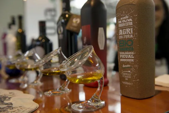 Vasos de cata para el aceite de oliva diseñados por la Universidad de Jaén.