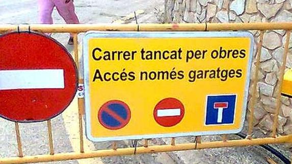Un pueblo catalán traduce todas sus señales al castellano para evitar la pérdida en multas