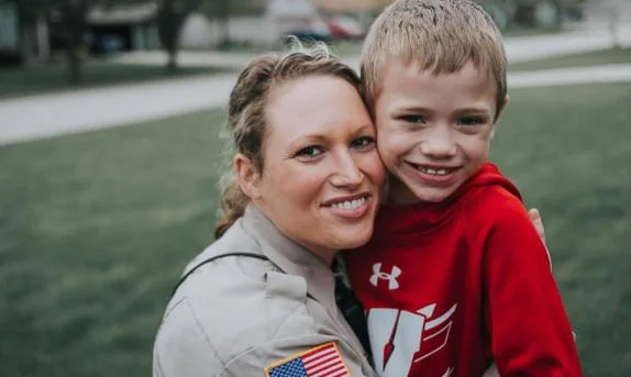 Una policía dona un riñón a un niño de 8 años que acaba de conocer