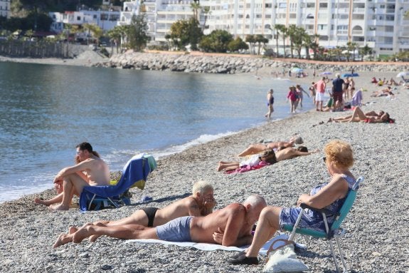 Turistas en Almuñécar, el pasado mes de marzo, periodo en el que se valoraron playas y servicios de la Costa.