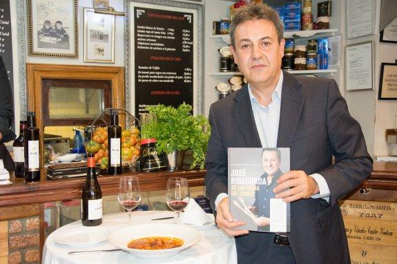 José Ribagorda, ayer en el restaurante donde presentó su segundo libro gastronómico, 'De las cosas de comer'.