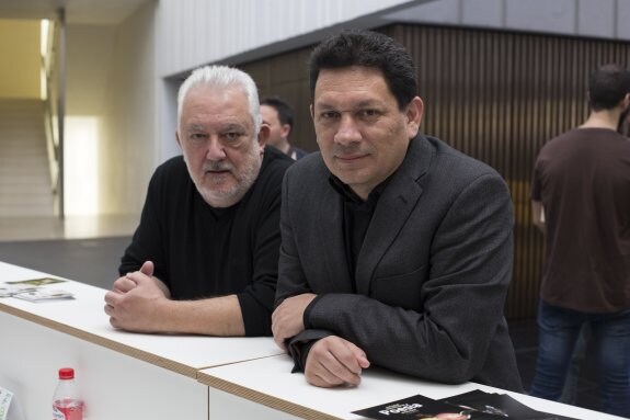 El director de cine Imano Uribe y el escrito Jorge Galán, momentos antes de iniciar su charla ayer tarde en el Centro García Lorca.