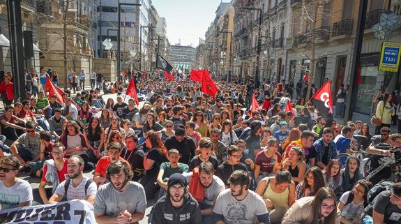 Domingo de manifestaciones y jura de bandera en Granada