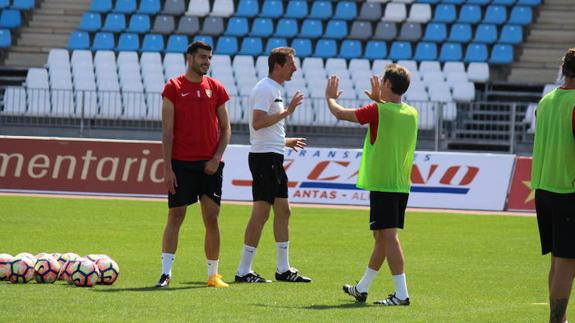 Javi Álamo vuelve al césped. 