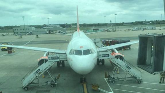Evacúan de urgencia un vuelo de EasyJet en Londres tras encontrar una sustancia sospechosa