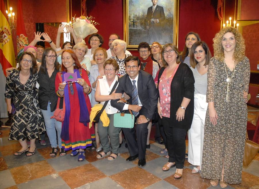 Granada premia a Ángeles Mora por su compromiso con las mujeres