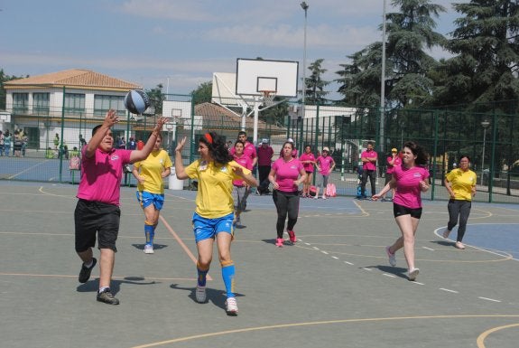 Los encuentros de fútbol sala y baloncesto se disputaron en categorías mixtas en las instalaciones de Diputación.