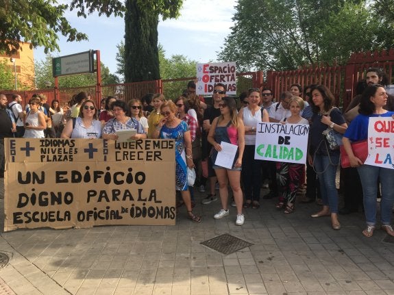 Los alumnos de la escuela se manifestaron ayer a las puertas del instituto Francisco Ayala.