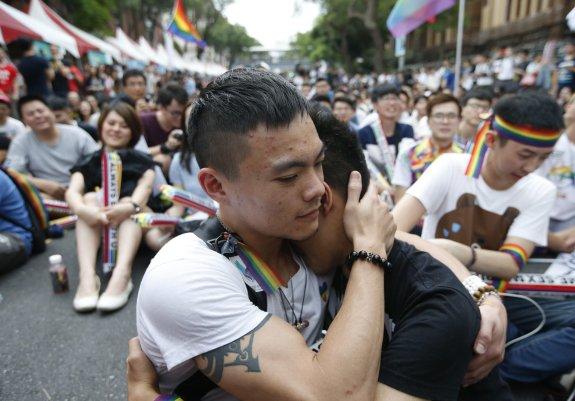 Integrantes de colectivos homosexuales celebran en Taipei la decisión del Tribunal Constitucional taiwanés.