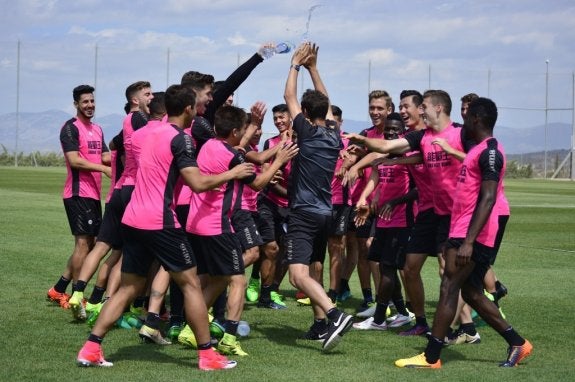 La plantilla del Granada B despide a su entrenador, Lluis Planagumá, en su última sesión de trabajo.