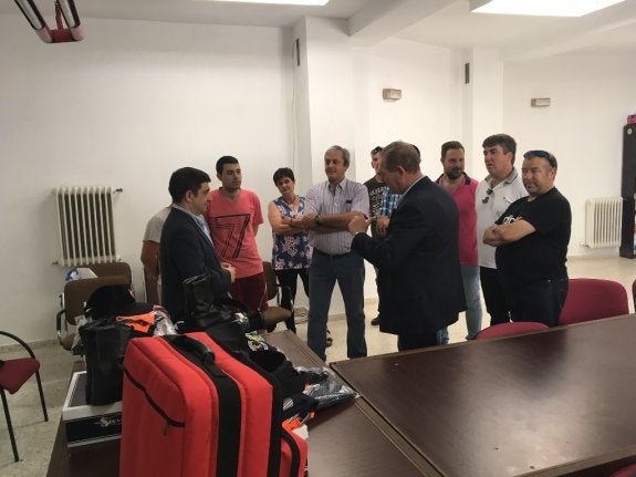 Francisco Reyes, en el centro, durante la visita.