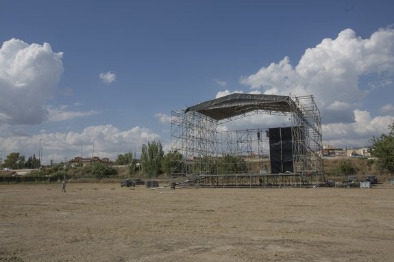 Operarios dejan preparada la estructura del escenario principal del Bull Music Festival.