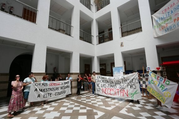 Los padres del centro llevaron ayer la protesta al patio del Ayuntamiento de Motril.