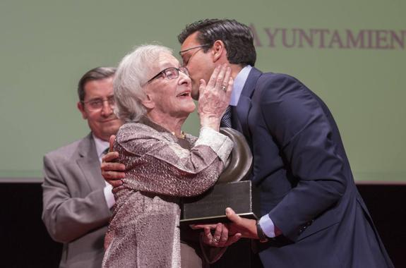 Ida Vitale recoge el Premio García Lorca.