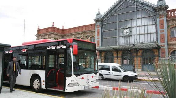 Desvío de bus por el arriado de la bandera de España