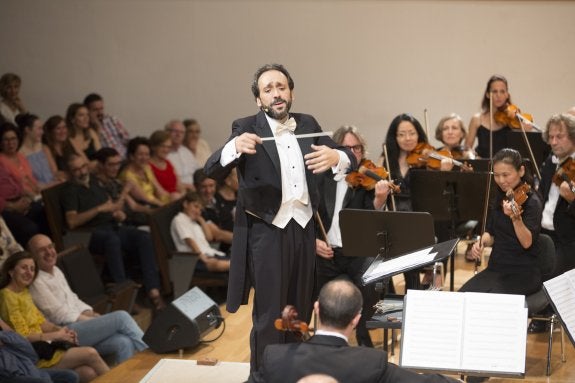 Zapata, ayer, dirigiendo a la orquesta en un momento del recital.