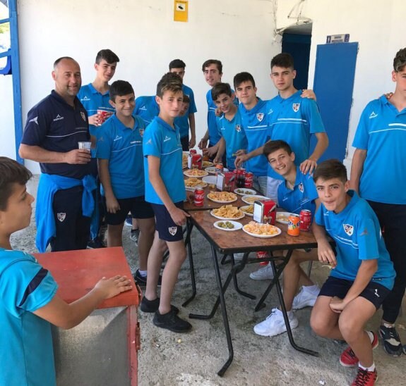 Canteranos del Linares junto al técnico Maulichi, celebrando su excelente temporada.