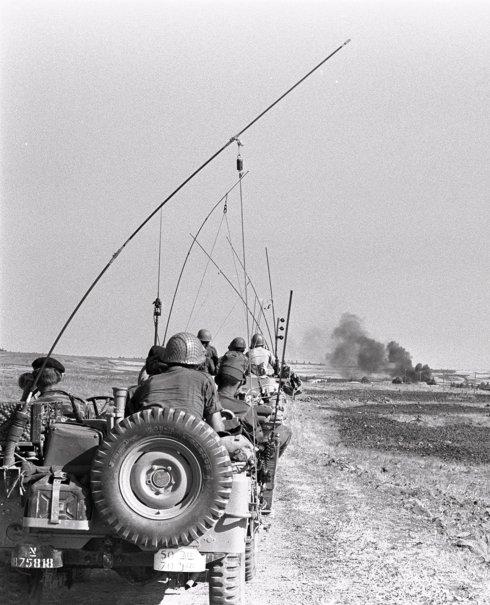 Un equipo de comunicaciones israelí avanza por el desierto en la fulgurante ofensiva de junio de 1967.