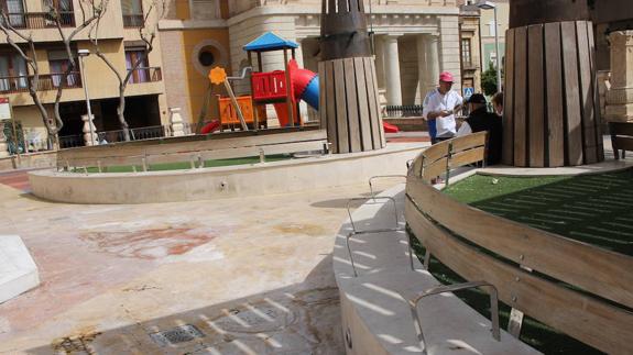 Agrede y amenaza a un agente en Almería al grito de '¡Gora ETA!'