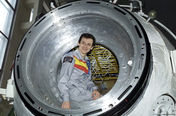 El astronauta Pedro Duque, en una de las naves; y, en pequeño, imagen de los invernaderos de la provincia desde el espacio.