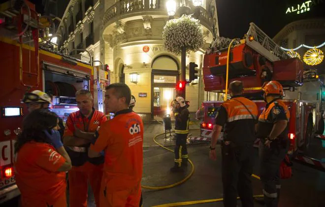 Sofocado el incendio en la tercera planta del Hotel Victoria en Puerta Real