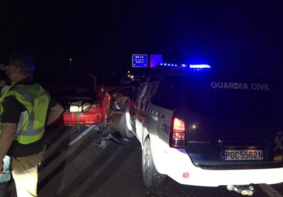 Prisión para los dos ocupantes del turismo que se saltó un control e hirió a cinco guardias civiles