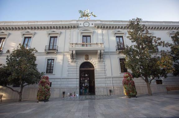 Vista de la fachada del Ayuntamiento de Granada en la Plaza del Carmen.