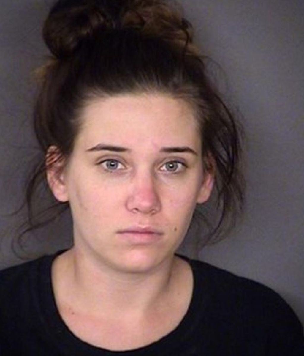 Deja morir a sus hijas encerradas 15 horas en un coche mientras ella estaba de fiesta