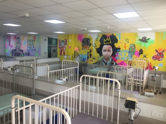Los dos murales de René Mäkelä lucen en el área de pediatría del Hospital Queen Elisabeth Central de Malawi, al sureste de África.