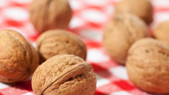 Nueces, uno de los alimentos que ayudan a conciliar el sueño.