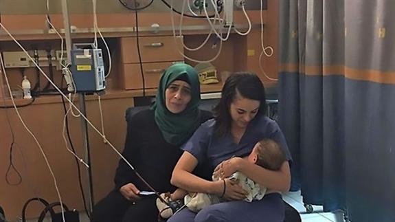 La imagen de la paz: una enfermera judía amamanta al bebé de una palestina herida